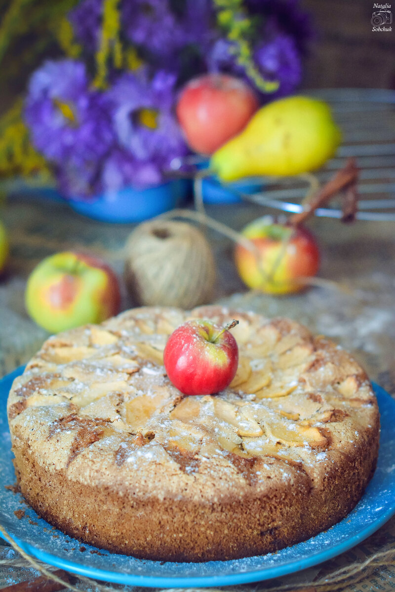 Пирог из слоеного дрожжевого теста с яблоками и грушами