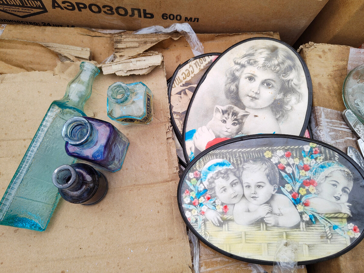 Пузырьки красивого синего стекла от 50 рублей