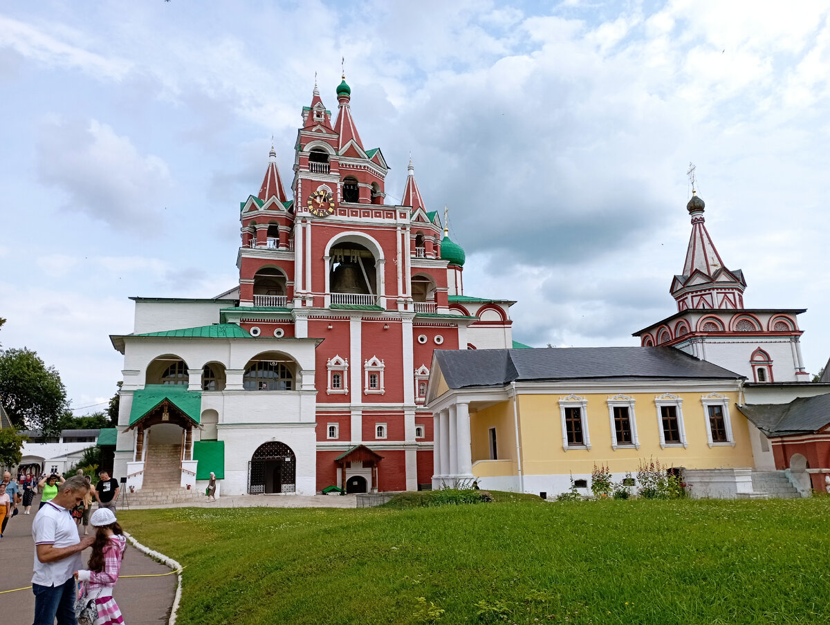 Слева Звонница, справа Казанская трапезная церковь и Троицкая церковь