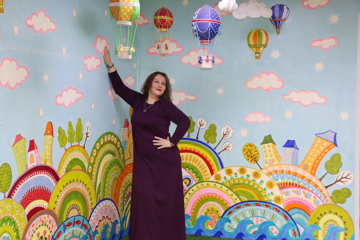 
Чаще всего в свой адрес я слышу "восхищаюсь тобой", "ты пример для подражания", "такая добрая" и мне очень приятно-принимаю и делюсь. Но ведь есть и другая моя сторона и те, кто ее ощутили на себе, знают что это за....
Я бываю очень злой, до истерики и криков. Да, да...если меня вывели из равновесия (а это надо очень-очень постараться), то я становлюсь фурией и крушу все на своем пути. Злюсь из-за того, что считаю несправедливым...злюсь на все нападки на мою Родину, на гнилые излияния диванных комментаторов... злюсь из-за людей, которые умеют только потреблять...злюсь, когда сугубо личное мнение выдается за общее...злюсь, когда опаздываю и не могу найти какую-то вещь...злюсь на людей-засранцев, которые не убирают за своими питомцами, бросают мусор везде и поэтому город превращается в свалку, а так же злюсь на фразу "дворники за это зп получают"...злилась на мужа за его жизненные устои и поведение...злилась на сожителя,за образ жизни и высказывания, которые он себе позволял...и очень часто злилась на себя, ведь именно я большинству ситуаций позволила случиться со мной. В моей жизни был период, когда я сама себя боялась, но благодаря ему я многое осознала.
По глупости и незнанию, я совершила ошибки, связанные с деньгами и они стоили мне очень дорого-это потеря доверия родных и друзей ...и до сих пор есть незакрытые темы, которые продолжаю разруливать. Нет, специально, никогда не делала "плохо", но, как говорится "незнание...не избавляет от ответственности". В очень сложный период моей жизни, мне подали руку, а взяла эту надежную руку и вывихнула ее...Это мой эгоизм и не всегда правильные рассуждения. Ломать-то ведь легко, а как все исправить и построить заново-вот в чем сложность!
Я очень много времени забрала у своих детей, ради своего "хочу" и это не про время, когда приходилось работать 24\7 ради того, чтобы их прокормить-это про личную жизнь, которая изначально была обречена, я это понимала, а все равно "хочу"...это и про финансы, которые я сливала "не туда"... 
Сейчас я налаживаю свой мир, но знаю, что пока есть нерешенные вопросы я не смогу взять высоту к которой стремлюсь. именно поэтому, пусть и улиточными шагами, я движусь к цели, которую обязательно достигну!
Но я все еще злюсь на людей, которые, ради себя любимых, готовы идти "по-головам"! 
А ведь злость всегда разжигает еще большую злость...и я являюсь разжигателем этого...пока не до конца у меня получается примирение с ситуациями...но я очень стараюсь и, надеюсь, что однажды я и это смогу. 
И доказательства у меня есть-изменилась я и мое окружение изменилось, я перестала притягивать к себе ненужности, а вот там, где у меня провал, все по-прежнему. 
Нет, дорогие мои, я далеко не ангел и многое есть во мне, чего бы не советовала брать в пример, если не хотите терять то, что вам дорого!
Во мне живет надежда, что люди найдут в себе силы, чтобы простить мои поступки...знаю, по собственному опыту, как это сложно...и все же я искренне сожалею, что когда-то мне не хватило мозгов, чтобы поступить иначе...
...я очень стараюсь...........
С любовью к вам Ди💜

p.s. Хотела найти злое свое фото для поста, но решила, что это олицетворяет яркий мир к которому стремлюсь.

#дианацветкова #неангел #ошибки #самсебережиссер #жизньвкайф #заметкидиши