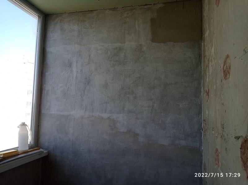 Нанесение бетоноконтакта на внутренние стены лоджии перед укладкой плитки