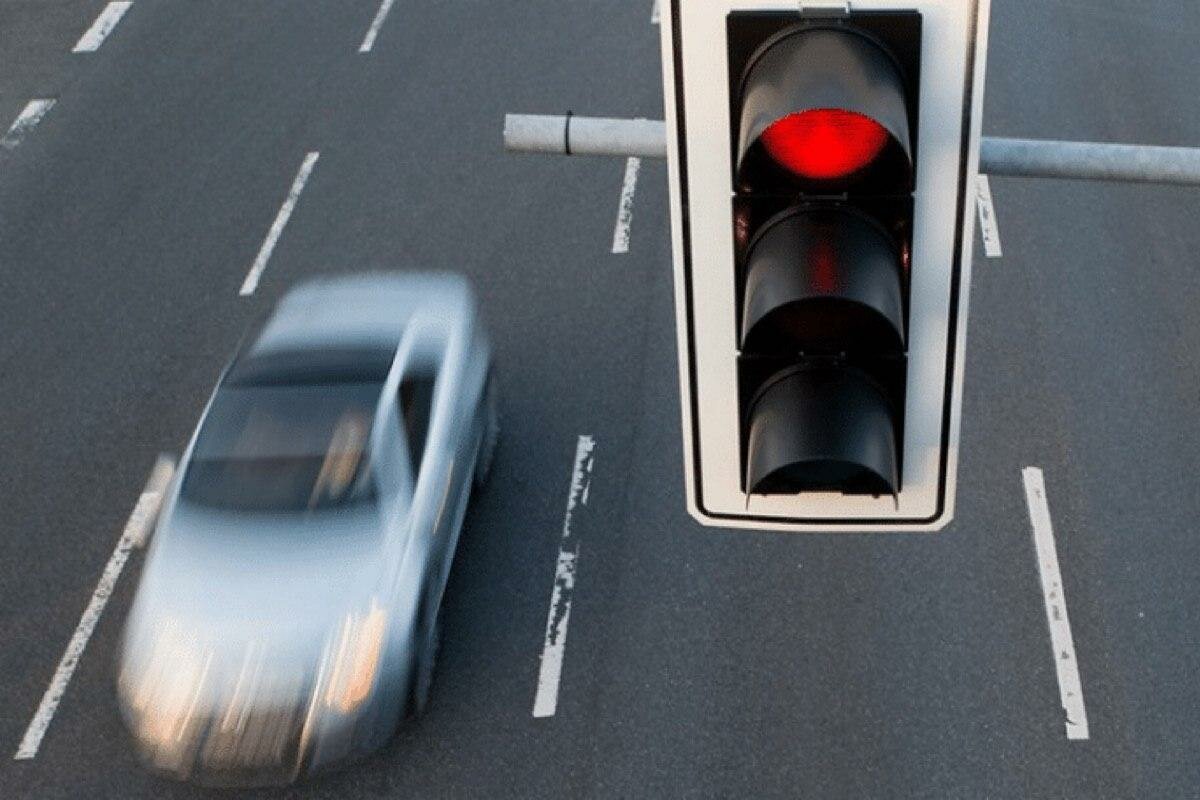 Проезд на запрещающий сигнал штраф 2023. Проезд на красный свет. Светофор для машин. Машина едет на красный свет. Проезд на запрещающий сигнал светофора.