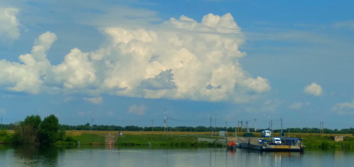 На реке отличная рыбалка.