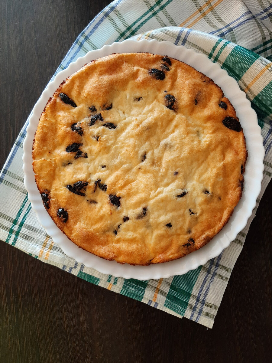 Творожная запеканка с изюмом без сахара 

