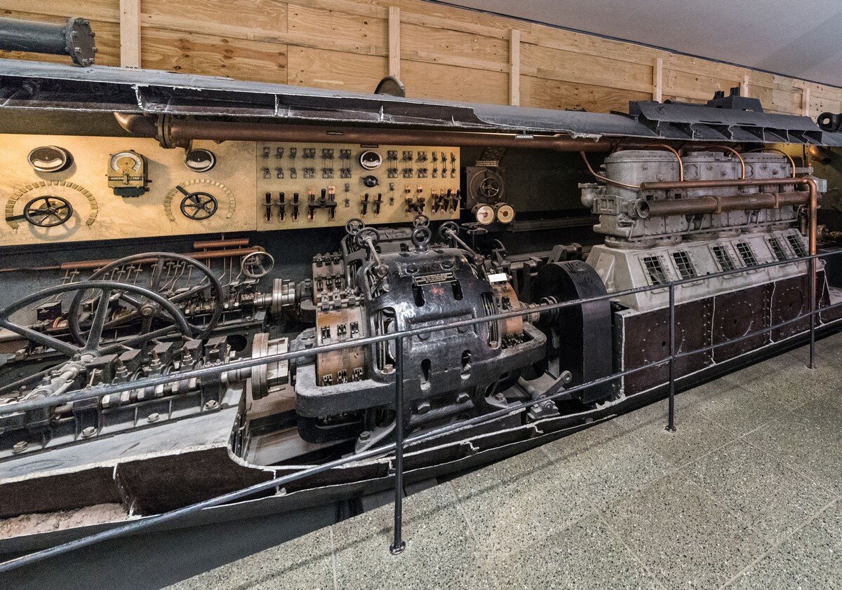 Дизель-электрическая подводная лодка — Википедия ru.wikipedia.org›Дизель-электрическая подводная лодка
Выпадающее меню
Дизель-электрическая подводная лодка — подводная лодка, оснащённая дизельными двигателями для надводного хода и электромоторами для передвижения под водой.
ИсторияЗадачиРазновидности СЭУНедостатки и альтернативы
Есть ли у атомных подводных лодок дизельные...
дизельные двигатели также используются для вентиляции подводного воздуха ... Когда субмарина “вентилируется”, это типичный метод. хотя вместо этого они могли бы проветриваться через дизельный двигатель.
Переведено с английского
Do nuclear submarines have diesel engines? - Quora
www.quora.com›Do-nuclear-submarines-have-diesel-engines
Выпадающее меню
Картинки по запросу «Дизельный двигатель Submarine»
Выпадающее меню
Все картинки
Start Up of a WW2 Submarine Diesel Engine of a German...
youtube.com›watch?v=zLfa43_1WH8
Выпадающее меню

6:21
HD
О сервисе Прессе Авторские права Связаться с нами Авторам Рекламодателям...
Как работает дизельный двигатель подводной лодки
avtika.ru›Двигатель
Выпадающее меню
Дизель-электрические установки на подводных лодках Эксперименты изобретателей с различными типами силовых установок для субмарин к концу XIX... Читать ещёДизель-электрические установки на подводных лодках Эксперименты изобретателей с различными типами силовых установок для субмарин к концу XIX века привели. ... Как работает дизельный двигатель подводной лодки. На чтение 13 мин Обновлено 15 ноября, 2020. Содержание. Дизель-электрические установки на подводных лодках. Как работает подводная лодка? Погружение и движение. Жизнеобеспечение. Скрыть
Подводные лодки с единым дизельным двигателем
vunderkind.info›podvodnye…s…dizelnym-dvigatelem
Выпадающее меню
Подводные лодки с дизельным двигателем в строю. Государственные испытания показали, что тактико-тактические характеристики подводной лодки М-254 пр... Читать ещёПодводные лодки с дизельным двигателем в строю. Государственные испытания показали, что тактико-тактические характеристики подводной лодки М-254 пр ... повышенная естественная испаряемость жидкого кислорода (дальность плавания подводным ходом обеспечивалась только в течение первых 5 суток хранения жидкого кислорода); теснота в отсеках, ухудшающая условия существования личного состава; недостаточный ресурс дизельных двигателей М. Скрыть
Двигатель немецкой подлодки времен второй мировой...
techinsider.ru›Оружие›Военная история
Выпадающее меню
Этот дизельный двигатель ставился немцами на небольшие субмарины: военная история, факты о ... Двигатель RS 34 S применялся на подлодках XXIII серии. Он был разработан компанией MWM как дизель... Читать ещёЭтот дизельный двигатель ставился немцами на небольшие субмарины: военная история, факты о двигателе немцев. ... Двигатель RS 34 S применялся на подлодках XXIII серии. Он был разработан компанией MWM как дизель-генератор для линкоров «Бисмарк» и «Тирпиц». Суммарный объем двигателя — 108 литров (18 литров на один цилиндр), мощность 576 ЛС при 850 об/мин. Сергей Сысоев. Теги Скрыть
Дизель-электрические установки на подводных лодках
warfor.me›dizel-elektricheskie-ustanovki…lodkah/
Выпадающее меню
Для обеспечения работы дизельного двигателя в подводном положении было ... Силовые установки первых субмарин. Дизель-электрические подводные лодки типа S. Энергетические установки неатомных... Читать ещёДля обеспечения работы дизельного двигателя в подводном положении было создано устройство, известное как шноркель, или же РДП («работа дизеля под водой»). Оно представляет собой выдвижное устройство (наподобие перископа) с двумя трубами — воздухозаборной и выхлопной (с глушителем). ... Силовые установки первых субмарин. Дизель-электрические подводные лодки типа S. Энергетические установки неатомных подводных лодок. Скрыть
Использование дизельного двигателя / Подводный флот
seapeace.ru›shippings/podvodnyi-flot/359.html
Выпадающее меню
Двигатель, названный в честь немецкого изобретателя Рудольфа Дизеля ... Когда подлодка идет своим ходом, можно с помощью носовых и кормовых... Читать ещёДвигатель, названный в честь немецкого изобретателя Рудольфа Дизеля (1858—1913), был построен в 1897 году. Это поршневой двигатель внутреннего сгорания с воспламенением рабочей смеси топлива с воздухом от сжатия. ... Когда подлодка идет своим ходом, можно с помощью носовых и кормовых горизонтальных рулей маневрировать по вертикали. Поворачивая их, можно заставить встречный поток воды поднять нос лодки и опустить ее корму, тогда лодка всплывет. Скрыть
Она не дышит! Флот России ждет дизельные подлодки...
ria.ru›Она не дышит! Флот России ждет дизельные подлодки с анаэробным двигател…
Выпадающее меню
Дизель-электрические подводные лодки (ДЭПЛ) незаменимы в прибрежных и мелководных районах, куда далеко не всегда могут пройти их более тяжелые атомные собратья. РИА Новости, 23.08.2018. 2018-08-23T08:00. Читать ещёДизель-электрические подводные лодки (ДЭПЛ) незаменимы в прибрежных и мелководных районах, куда далеко не всегда могут пройти их более тяжелые атомные собратья. РИА Новости, 23.08.2018. 2018-08-23T08:00. Скрыть
Подводные лодки с единым дизельным двигателем
вфгумрф.рф›Флот
Выпадающее меню
Дизельная подводная лодка проекта «Варшавянка» оснащена двумя типами ... Дизель-электрические подводные лодки проекта 651 имели двухкорпусную конструкцию с исключительно большим запасом плавучести. Читать ещё