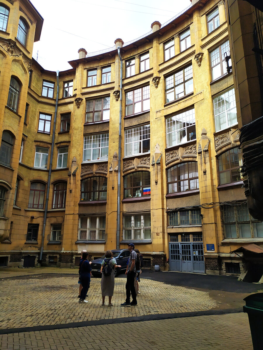 Двор-колодец Дома городских учреждений