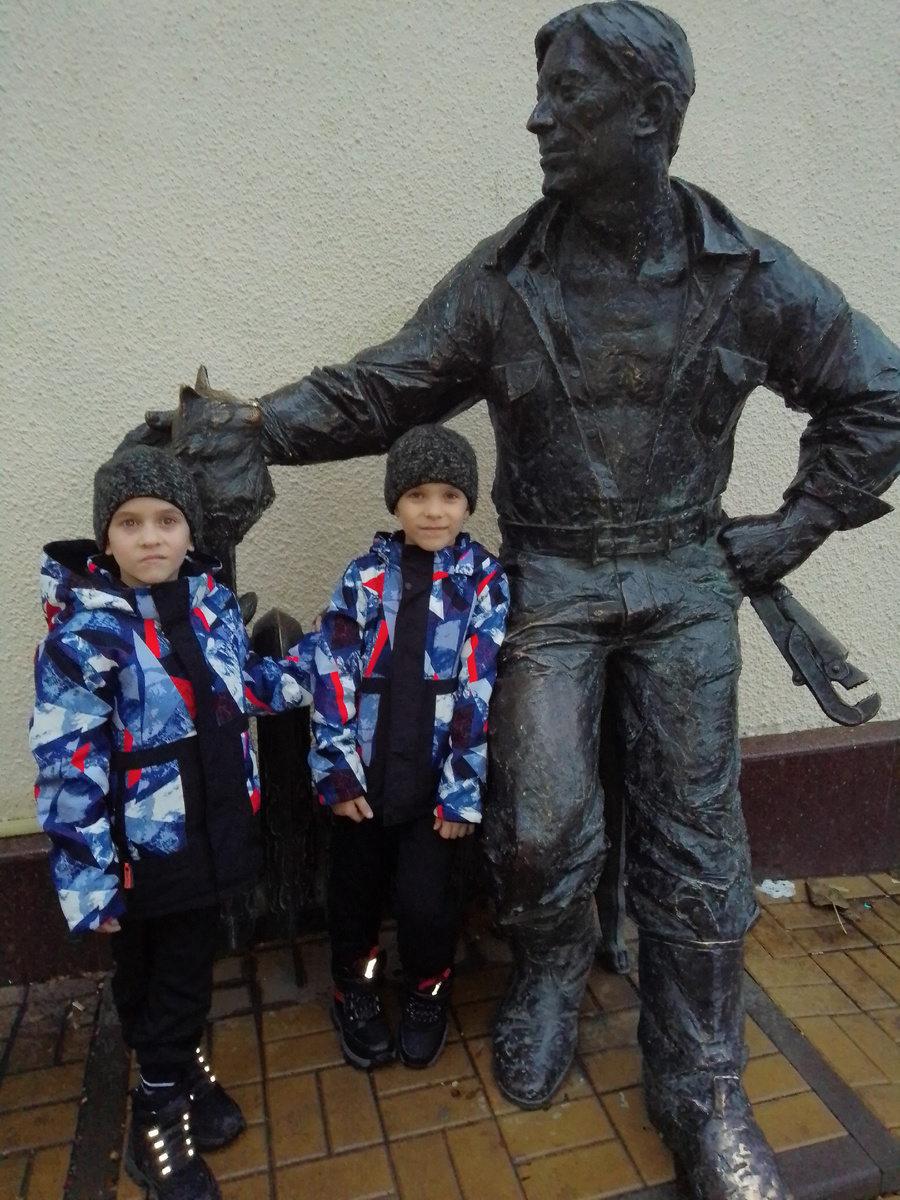 Бронзовый сантехник с котом 