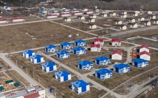 Каркасная идиллия в поселке Березники Пермского края. Под крылом самолета - поселок "Усольский-2", 2006 год