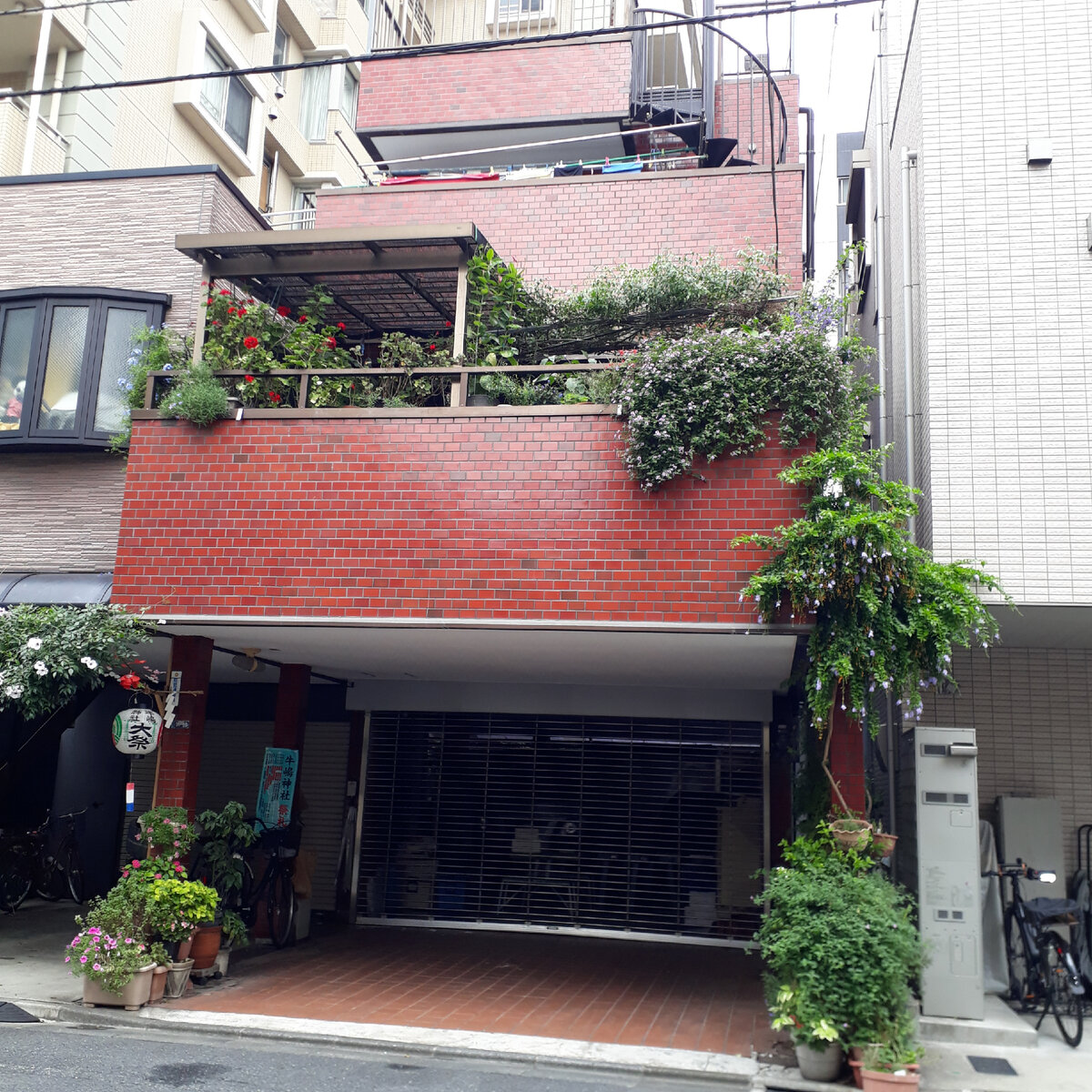 Просто домик в центре Токио