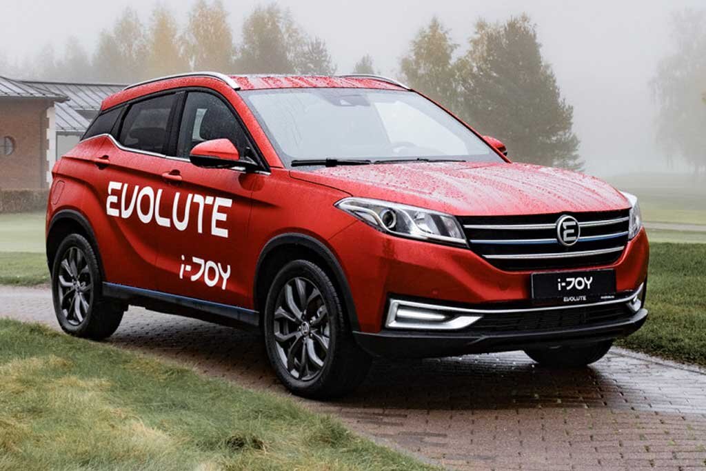 Новый российский бренд Evolute начал продавать батарейный кроссовер i-Joy, который представляет собой паркетник Dongfeng Fengon E3 из Поднебесной. Здесь один асинхронный электромотор на 163 л.с. и 195 Нм, заявленный пробег — около 400 км.
