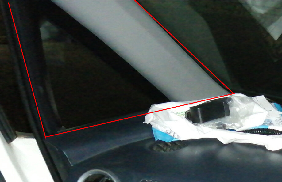 Обшивка передней форточки — единая деталь. Mitsubishi Colt VI