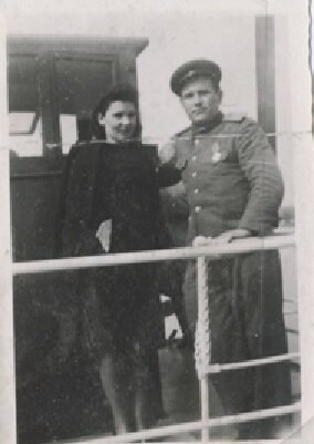 Лето 1948г. Мои родители у рубки на пароходе, Я уже в проекции.