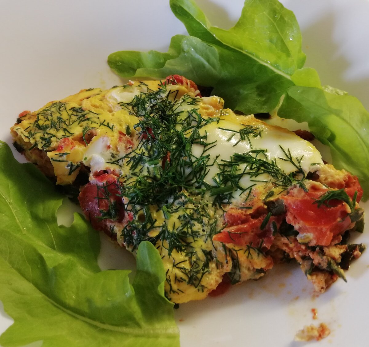 Яичница с помидорами и зелёным луком