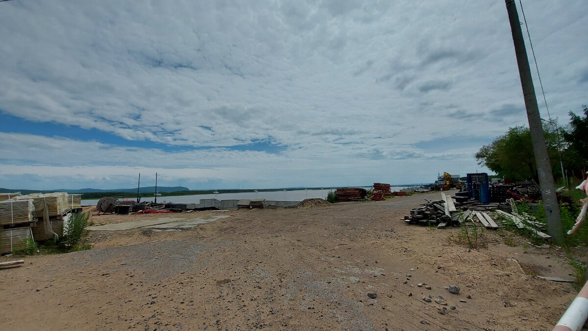 Набережная. Между небом и землёй река Амур