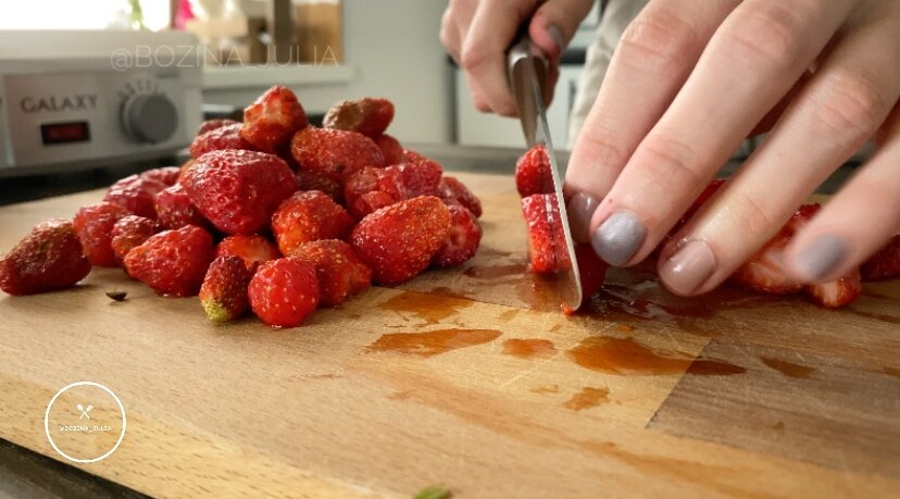 Мелкую ягоду разрезаю пополам, крупную – на 3 или 4 части