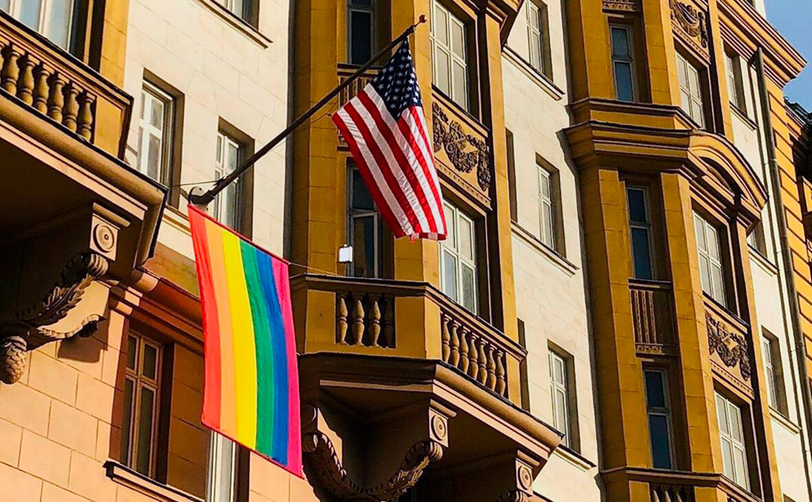 Посольство США в Москве отметилось. Вывесили флаг ЛГБТ. Ну теперь я хоть знаю как выглядит это посольство. Тоже польза
