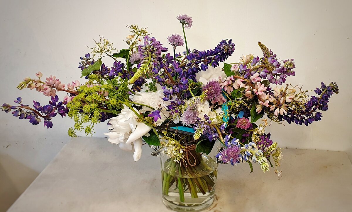 Лето.Букеты из сезонных цветов.Люпины. Пионы.С ними очень интересно работать.На наших мастер классах мы научим тебя  создавать букеты и композции из  летних цветов 