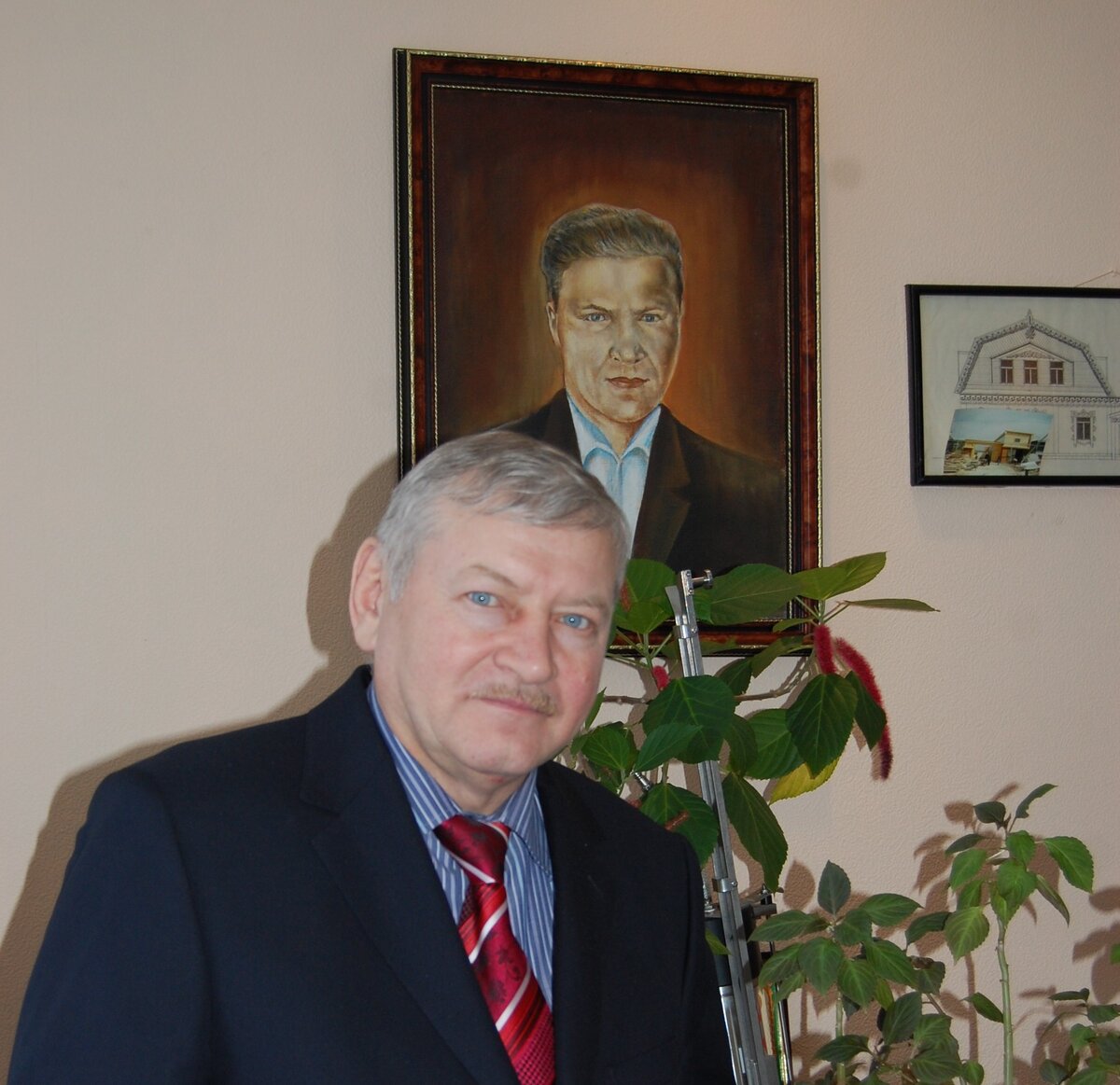 Нияз Хисметов у портрета отца - прославленного механизатора Зайнуллы Хисметова