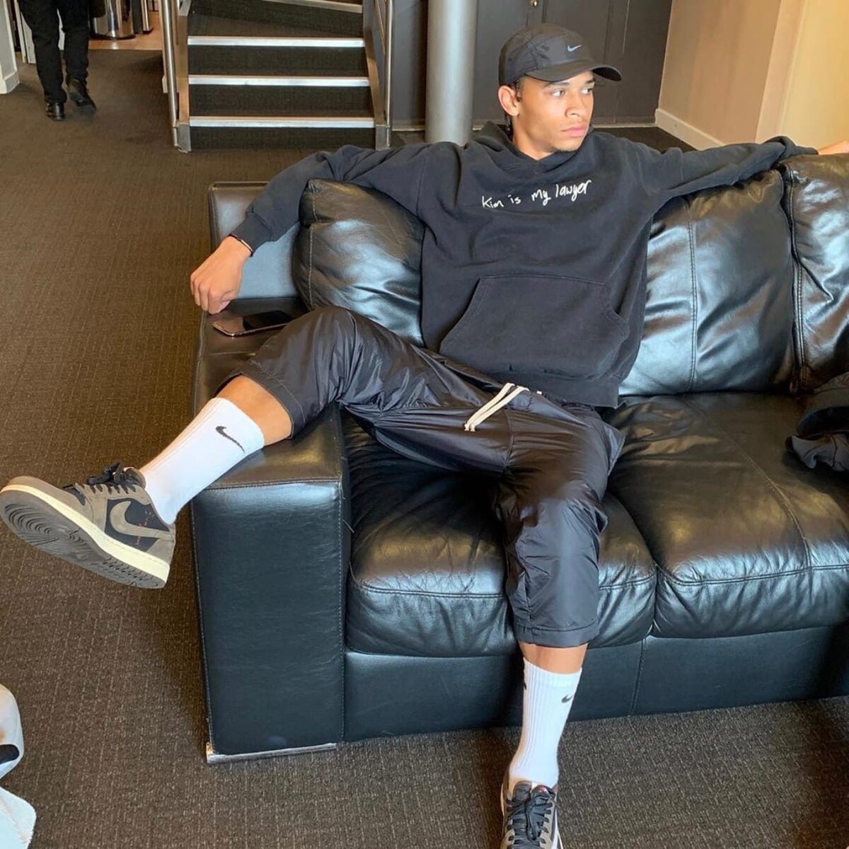 

Лерой Сане в ближайшее время отправится в Германию. Он не может играть за «Баварию» до начала следующего сезона, но, кажется, больше мы не увидим его в форме «Ман Сити». Очевидно, что и Сане, и «Ман Сити» хотели быстрее завершить эту сделку.

«Бавария» заплатила 49 миллионов евро за игрока + бонусы (11 млн). Если Лерой Сане когда-нибудь покинет «Баварию», «Ман Сити» отойдёт 10% от общей трансферной суммы.