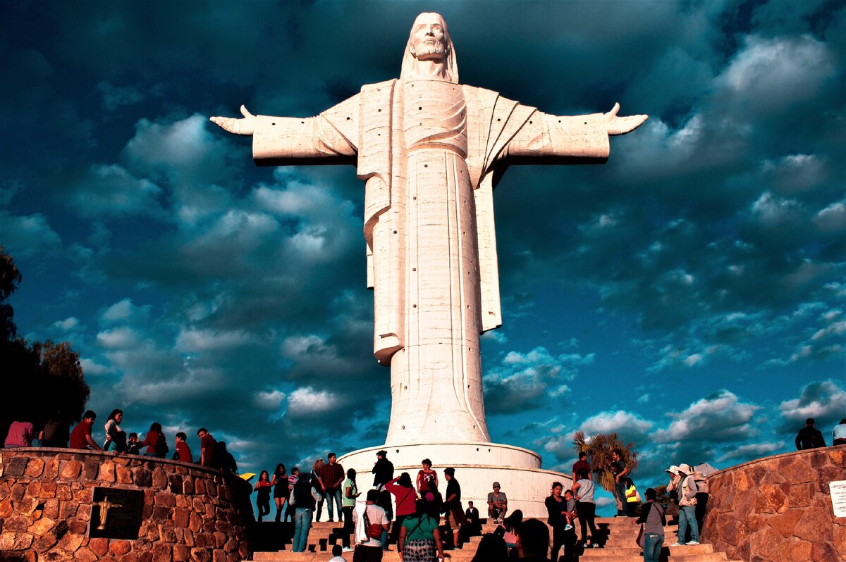 Собрал 14 самых высоких статуй Иисуса-13