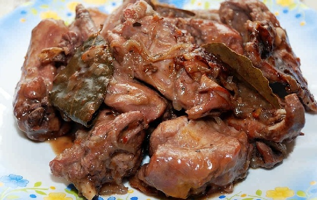 Ингредиенты: 	• кроличье мясо – 1,3 кг;
	• красное сухое вино – 350 мл;
	• сливочное масло – 50 грамм;
	• оливковое масло – 50 мл;
	• мука – 4 столовые ложки;
	• помидор – 1 штука (или 1 ст. ложка томатной пасты);
	• лук – 1 штука;
	• чеснок – 2 зубчика;
	• соль, перец, лавровый лист, другие специи – по вкусу.
Рецепт:
1. Тушку кролика хорошо помыть, удалить остатки жира, пленки и внутренностей. Мясо нарезать порционными кусочками размером примерно как куриное яйцо. Промыть кусочки, дать стечь воде, затем обсушить бумажными полотенцами (желательно).
2. Очищенный лук нарезать соломкой.
3. Помидор обдать кипятком, снять кожицу и удалить семена. Мякоть нарезать мелкими кусочками. Помидор можно заменить 1 столовой ложкой томатной пасты.
4. Зубчики чеснока очистить, затем разрезать ножом на пару частей.
5. Растопить сливочное масло в глубоком сотейнике или сковородке с крышкой. Добавить оливковое масло.
6. Мясо кролика обвалять в муке (кусочки высушены, поэтому муки уйдет немного).
7. Выложить мясо на горячую сковородку, обжарить до появления румяной корочки (примерно 10 минут).
8. Перевернуть вилкой и обжарить крольчатину с другой стороны, пока не появится такая же румяная корочка.
9. Добавить помидор, лук и чеснок. Слегка посолить (досаливать лучше готовое блюдо). Добавить перец, лавровый лист и другие специи. Жарить 10 минут.
10. Залить мясо кролика красным вином. После закипания убавить мощность нагрева к минимуму и держать с открытой крышкой 10 минут, чтобы испарился спирт.
11. Накрыть сковородку (сотейник) крышкой, выставить огонь на минимум и оставить тушить. Кролик в красном вине будет готов примерно через 90 минут.
В процессе тушения часть жидкости испарится, для восполнения можно долить вина или простой воды. Периодически нужно перемешивать мясо, чтобы оно не приставало к дну сковородки.
12. Через 60 минут с момента начала тушения под крышкой попробовать мясо на вкус, посолить и поперчить при необходимости.
13. Кролика в вине подают на стол только горячим. Блюдо отлично сочетается с картофельным пюре и вареным рисом. 