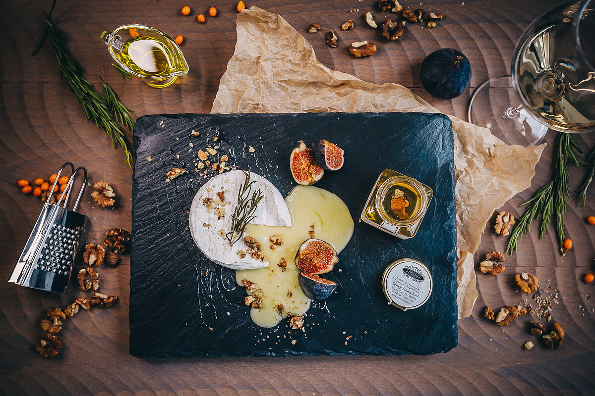 Вариант сервировки запеченного сыра Бри со сладким соусом и орехами