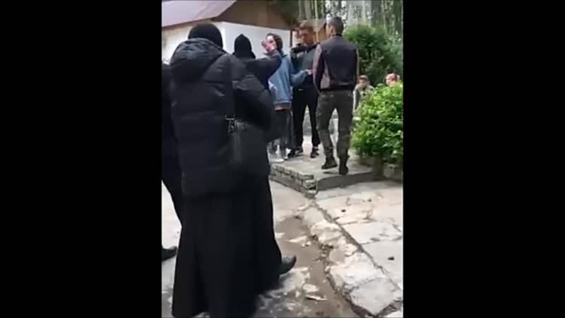 Собчак избили. Ксения собчак нападение в монастыре. Собчак избили в монастыре. Собчак в монастыре. Собчак избили.