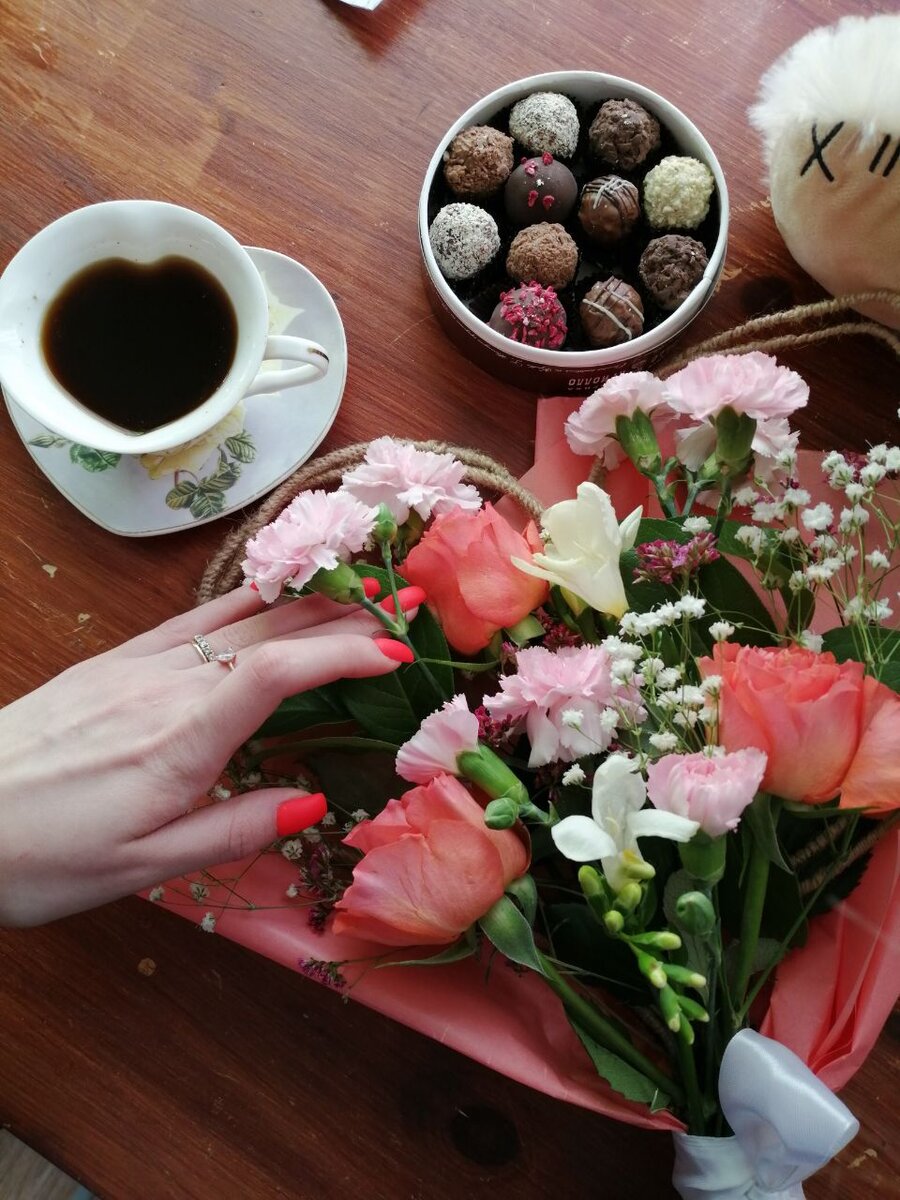 Также можно дополнить букет небольшой коробкой конфет. Девушка точно оценит такое внимание.