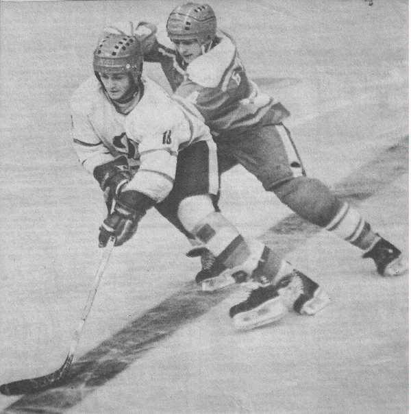 Единоборство бывших свердловчан: московский динамовец Владимир Зубрильчев пытается убежать от спартаковца Ильи Бякина.