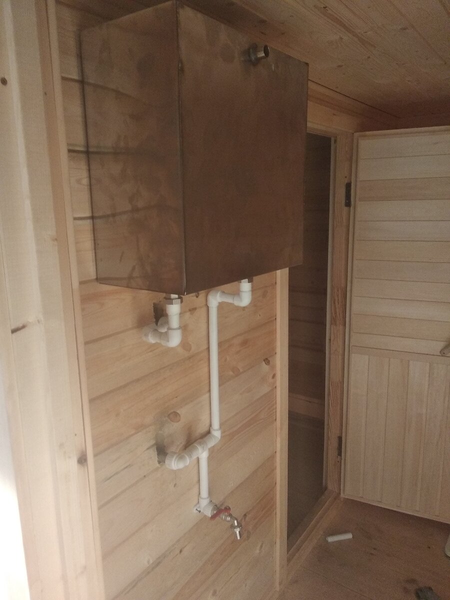 Выносной бак установлен в очередной бане