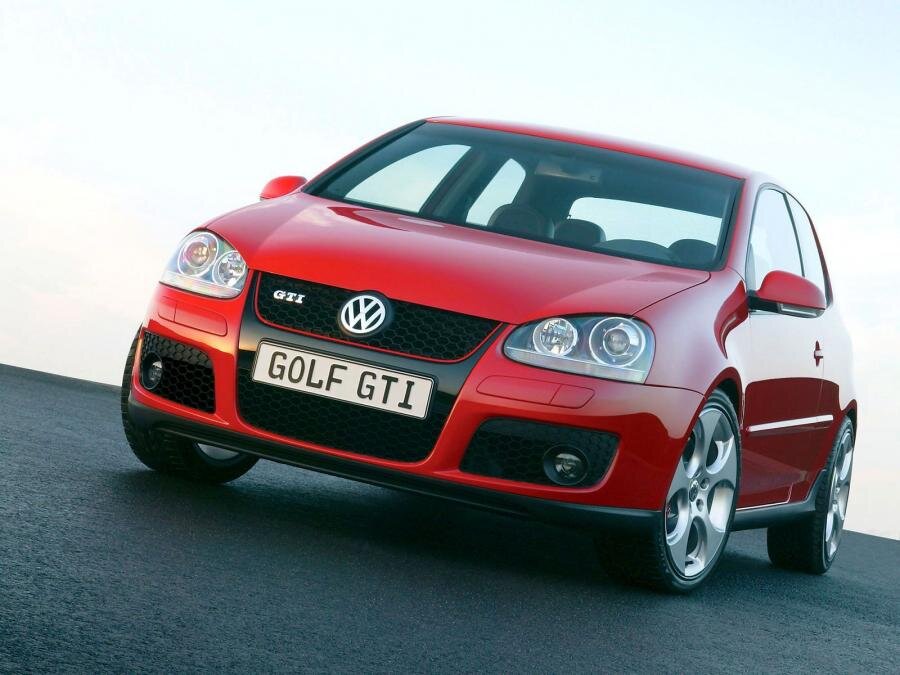Volkswagen Golf GTI 2005 года выпуска.
