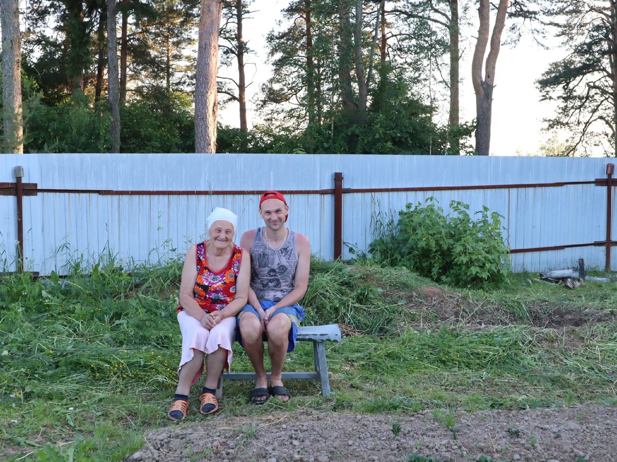 В одной из статей про дачу я разместил фотографию, где мы с бабушкой сидим у нового забора. А раньше вместо него стоял классический русский деревянный забор, да развалился он.