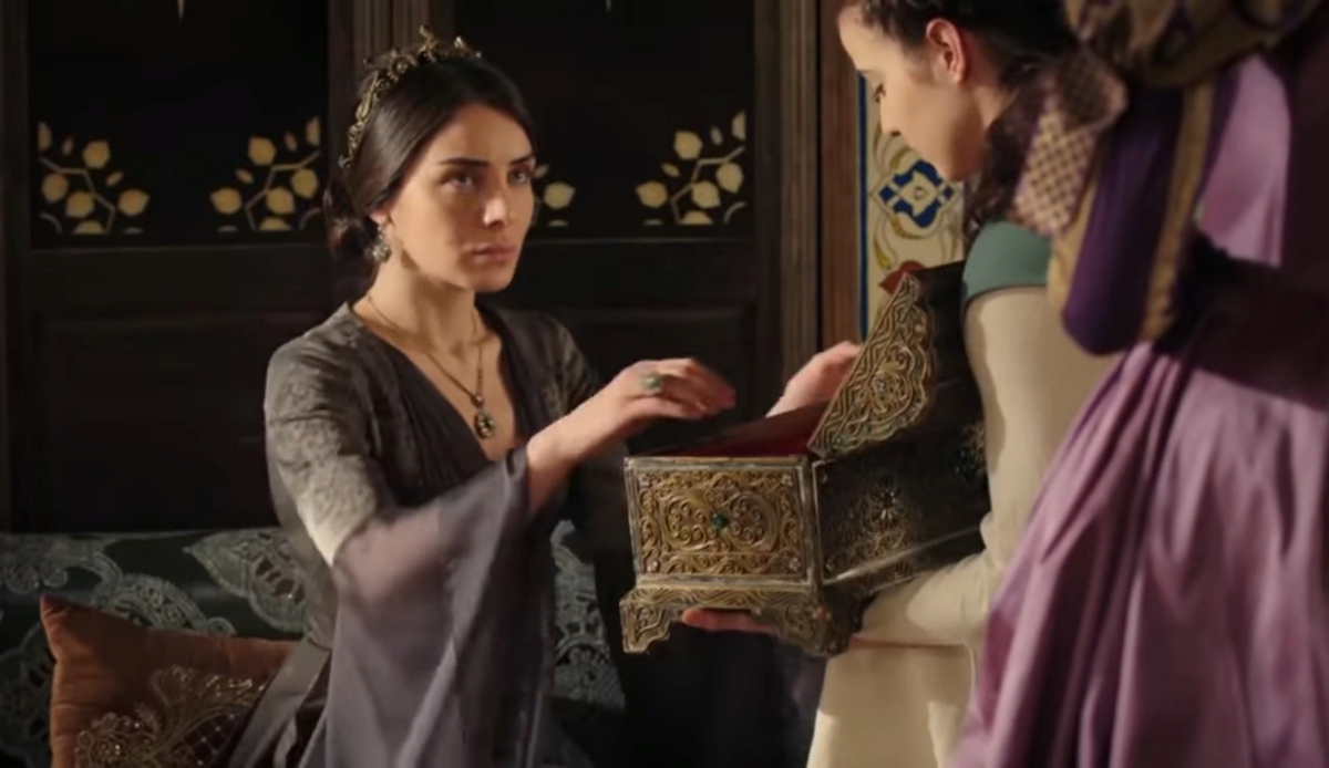 Сеньора Габриэлла Сфенца де Фео преподносит Махидевран Султан подарок(фото взято из открытых источников)