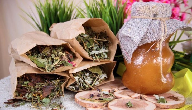 Практически все средства народной медицины направлены на выведение шлаков, лишней жидкости и снятие отечности. Эти действия помогают снизить нагрузку на суставы, снять воспаление и болевой синдром.