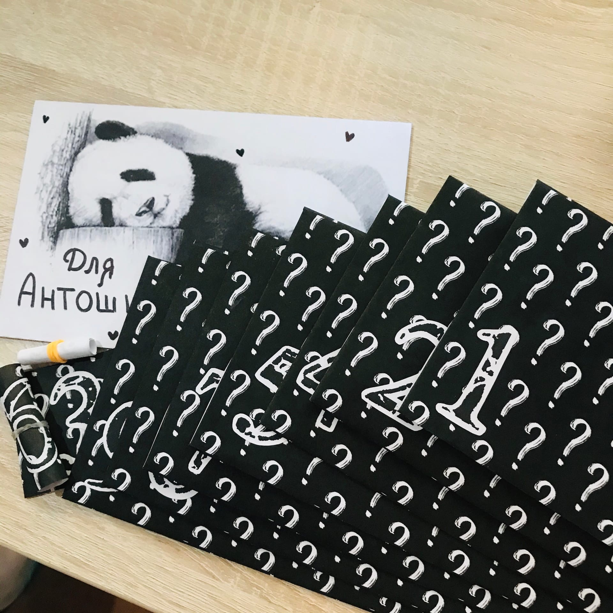 Главное письмо, 2 свернутые записки, 1 сложенная записка и 7 конвертов. Всего 9 заданий.