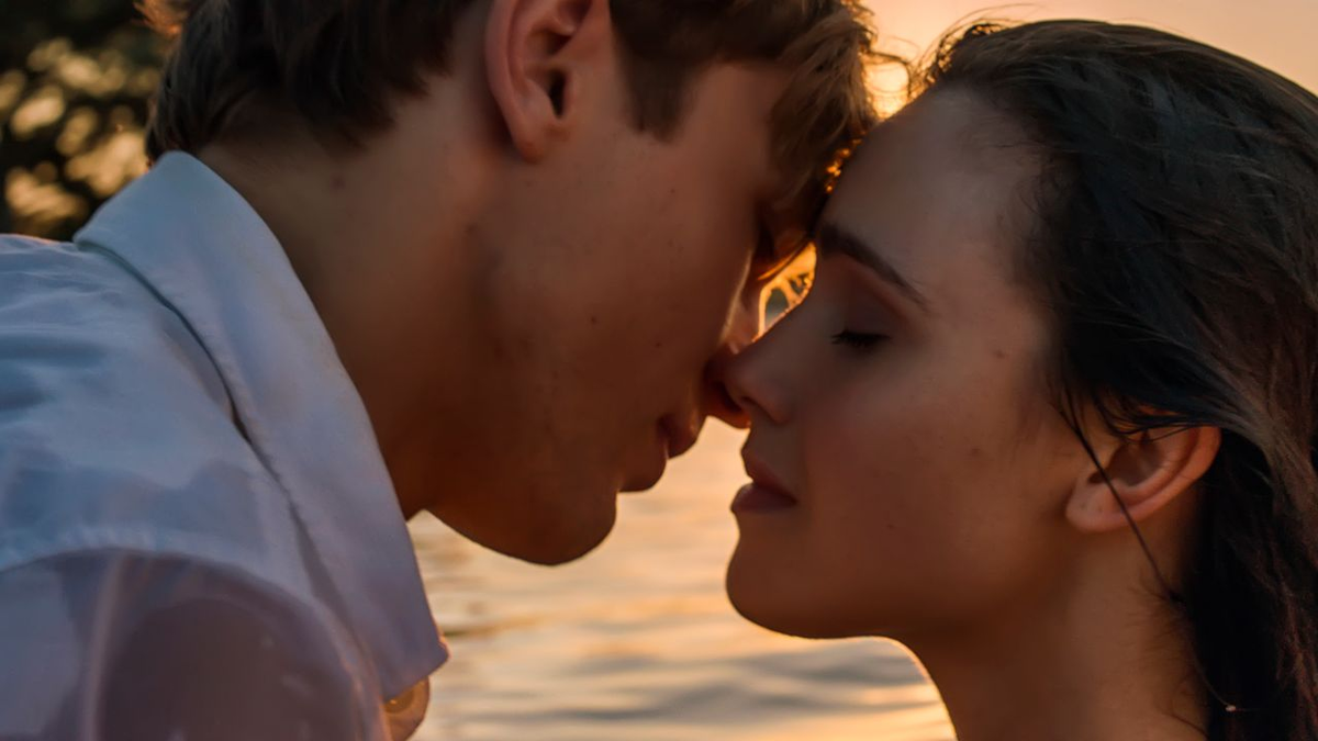 Русалочка (2018) - Бабушка рассказывает внучкам сказку о русалочке. Девочки не верят в сказки, и тогда бабушка поведала им историю, которая произошла с ней на самом деле. Когда-то давно молодой журналист Кэм Харрисон отправился в бродячий цирк со своей младшей сестрой Элли. Там им демонстрировали настоящую русалку, живущую в резервуаре с водой, и этот феномен потряс их воображение. Но еще больше они удивились, когда русалочка предстала перед ними на двух ногах. Кэм и Элли узнают о ее судьбе и злом волшебнике, который хочет захватить ее доброе сердце, и становятся участниками невероятных приключений.