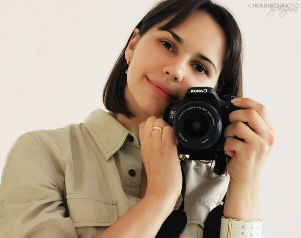 Это кадр из серии я и мой милый Canon, главное немного  потренироваться в позировании и смотреть не на себя в зеркале, а в  отражение объектива.