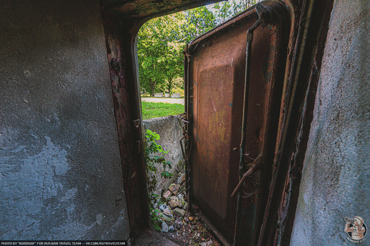 Нашёл металлическую дверь под старинной усадьбой. Заброшенное подземелья оказалось не таким уж простым!