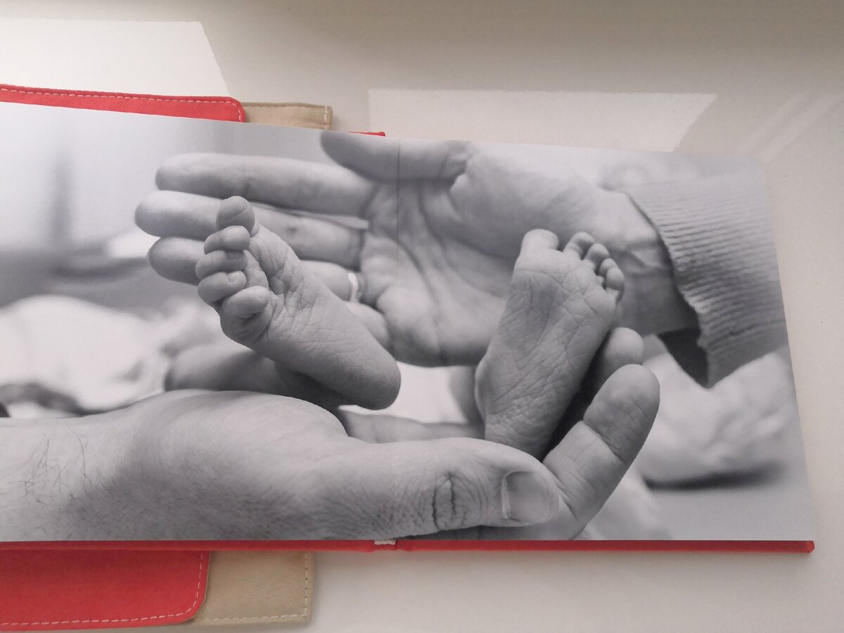 Фото автора. Один из кадров- ножки доченьки в наших руках