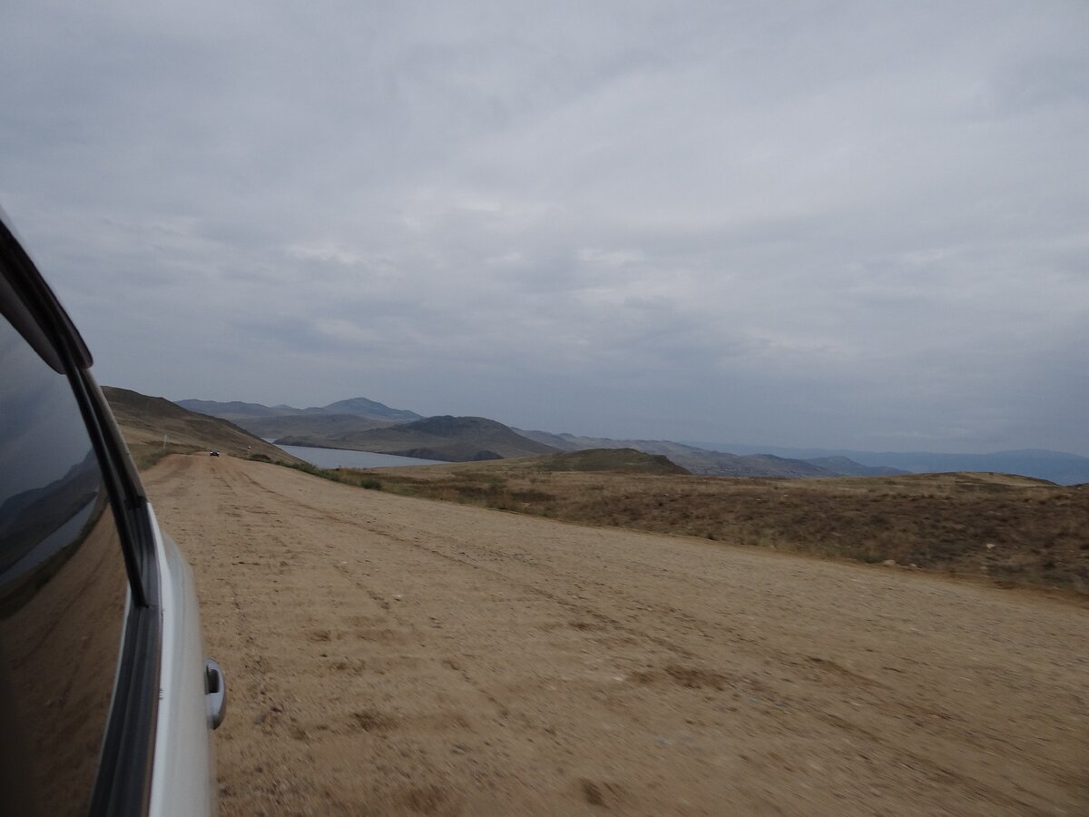 Но самое неприятное, что может поджидать на этих дорогах - это крупные камни, торчащие тут и там, которые можно зацепить, если дорожный просвет вашего авто небольшой... Последствия могут быть достаточно неприятными и обернуться многочасовым "загоранием" на дороге и (или) вызовом эвакуатора.