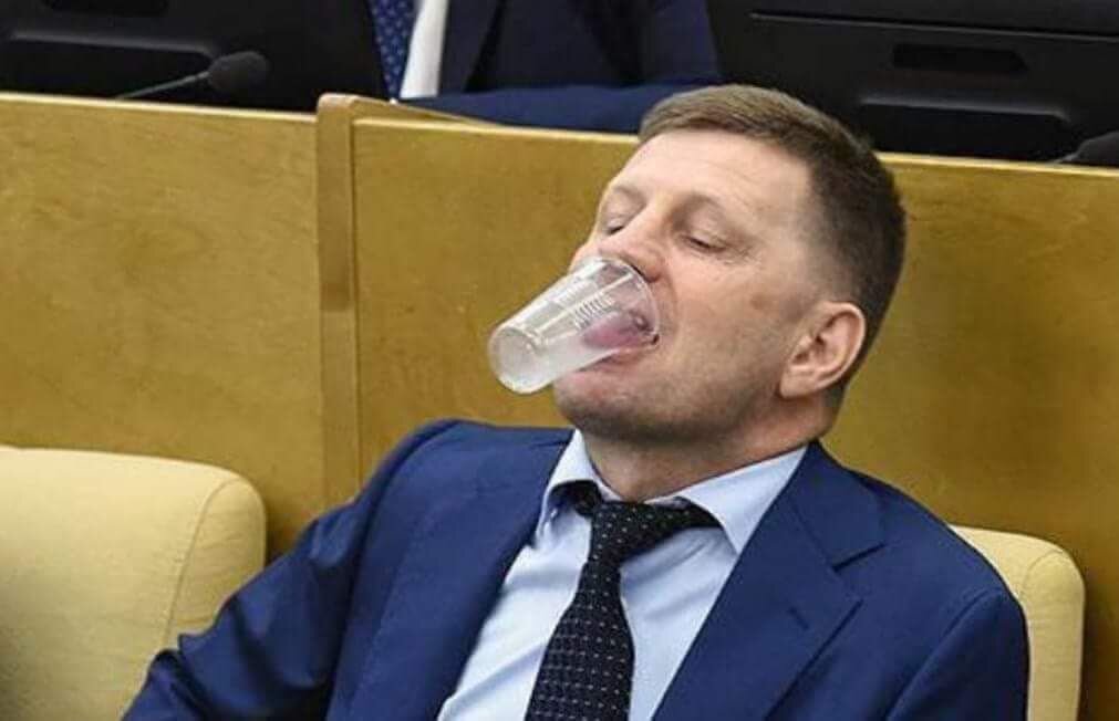 Наверное, самая обсуждаемая тема последних дней, это арест губернатора Фургала. Мнения разделились как по поводу его возможной виновности, так и относительно того, как с этой виновностью быть (простить за истечением срока давности или не щадить и бить).