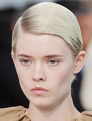 Гладкая прическа на короткие волосы