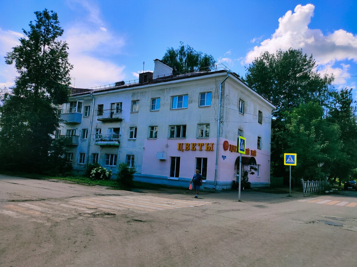 Обыкновенный жилой дом с магазином на первом этаже 