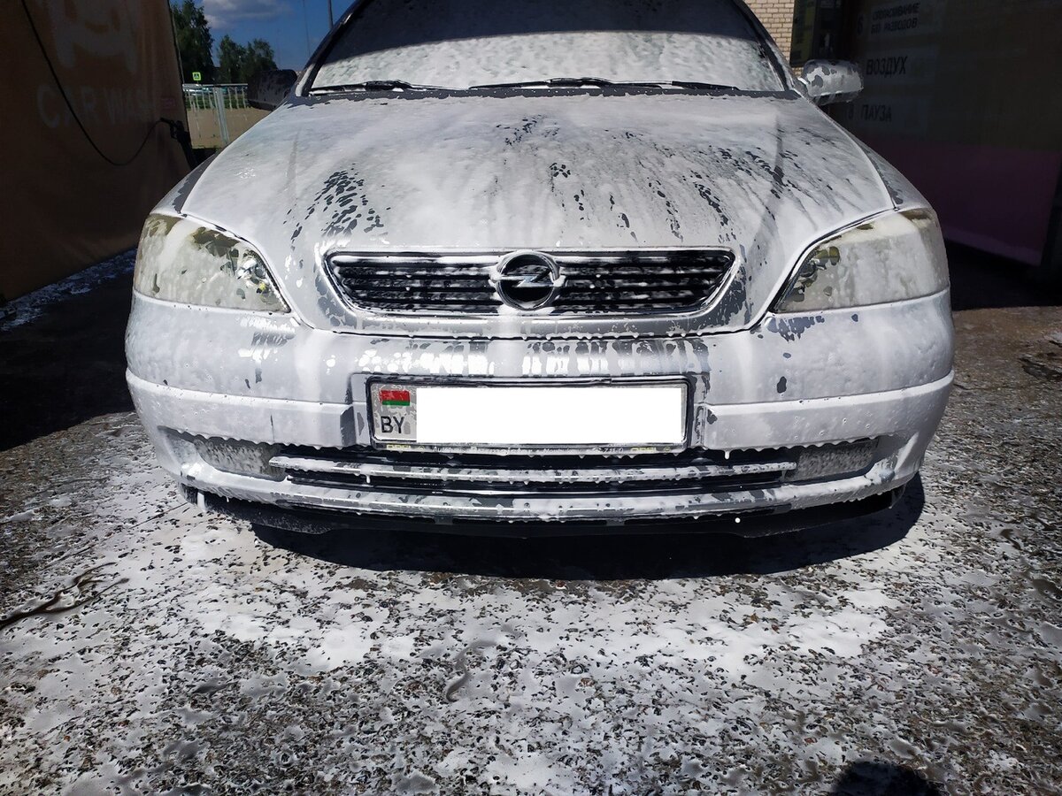 Масло от замены до замены доливать не приходилось масло использовал GM. Отдельно по салону данный экземпляр оборудован штатной магнитолой,
Климот контролем,
Круизом
Корректором фар
Передний электро пакет,
Регулировка руля
Датчик дождя
Датчик света 4 подушки безопастноси.Машина хорошо сбаллансирована и в тоже время максимально проста. Хорошо подходит для новичков (кто только что получил права) . Резина штатная R15. Шума от резины не слышно.
Опель астра g с этом модели стали делать оцинковку кузова в половину. Машина достаточно устойчива к коррозии . Что еще добавить: надежна(никогда не подводила), неприхотлива, со своими незначительными болячками.
