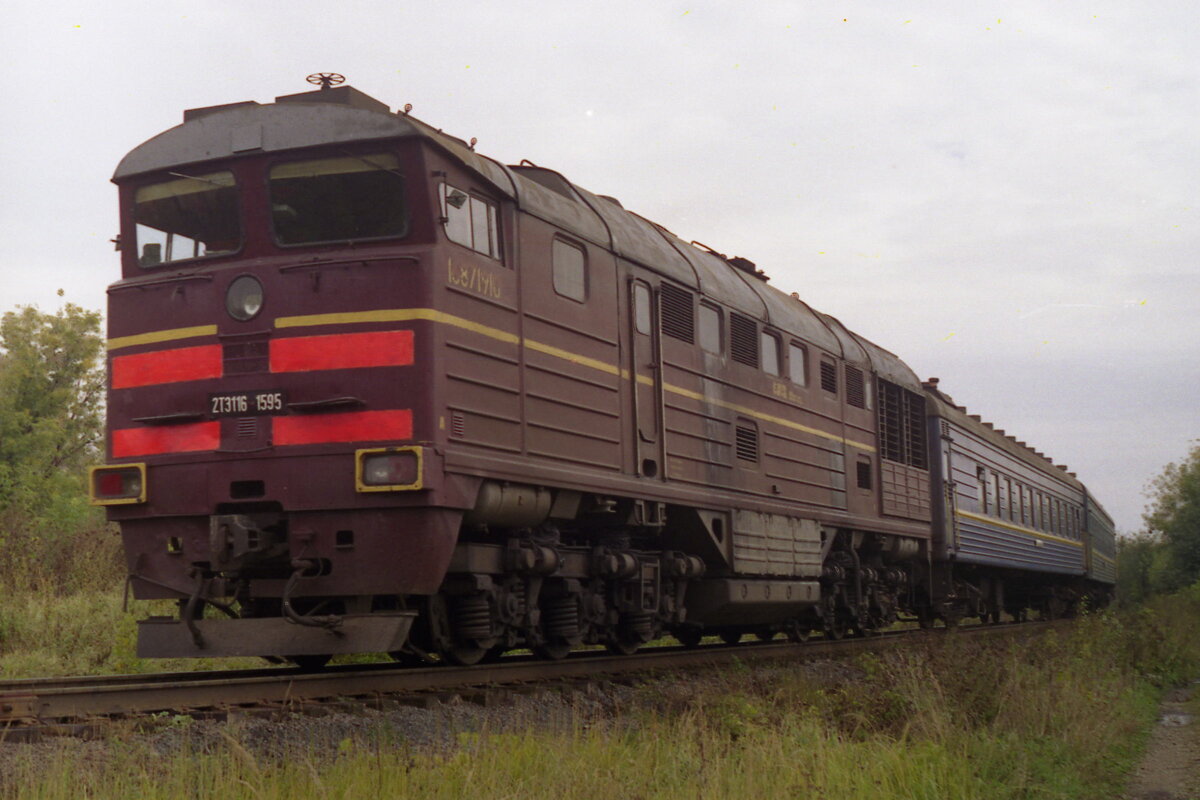 2ТЭ116-1595 секция А депо Елец на входе станции Узловая-1 со стороны Узловой-3 с пассажирским поездом Луганск-Москва, 1999 год