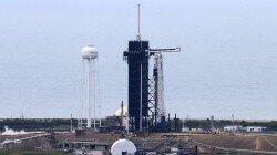 Пилотируемый запуск ракеты-носителя Falcon 9 с космическим кораблём Crew Dragon κ Международной космической станции был отложен. Следующий старт запланирован на 30 мая. Корабль должен доставить на МКС американских астронавтов Дага Херли u Роберта Бенкена. Причиной отмены пуска назвали погодные условия. Компания SpaceX планирует космические полёты с людьми на борту уже не первый год, однако пока ни один из них не состоялся.