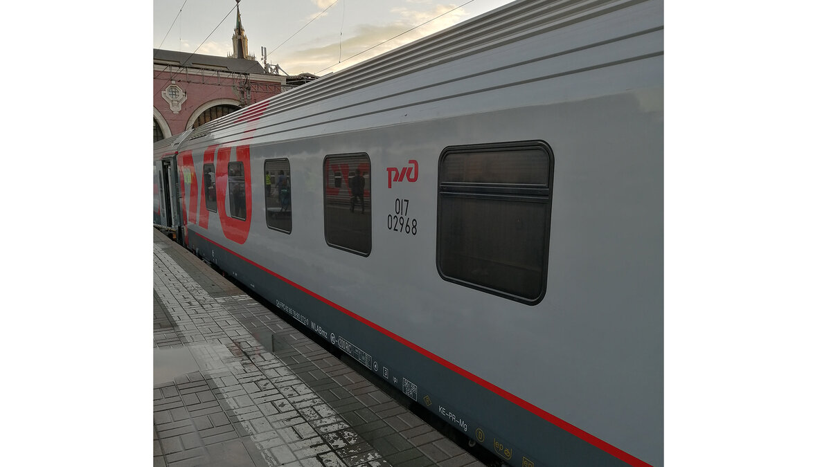                 Окна затонированы. Немецкий вагон. Комментируте, подписывайтесь.