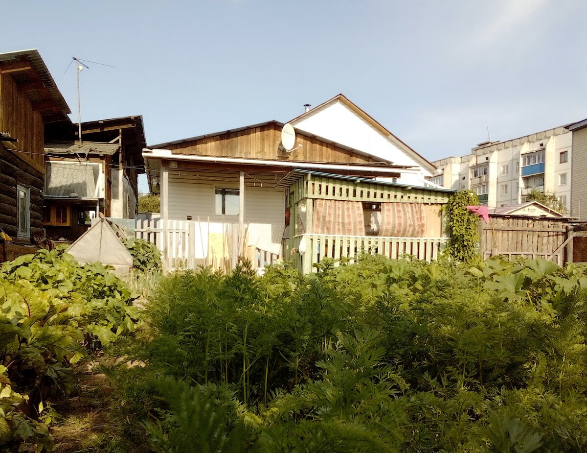 Дом по соседству с пятиэтажками)