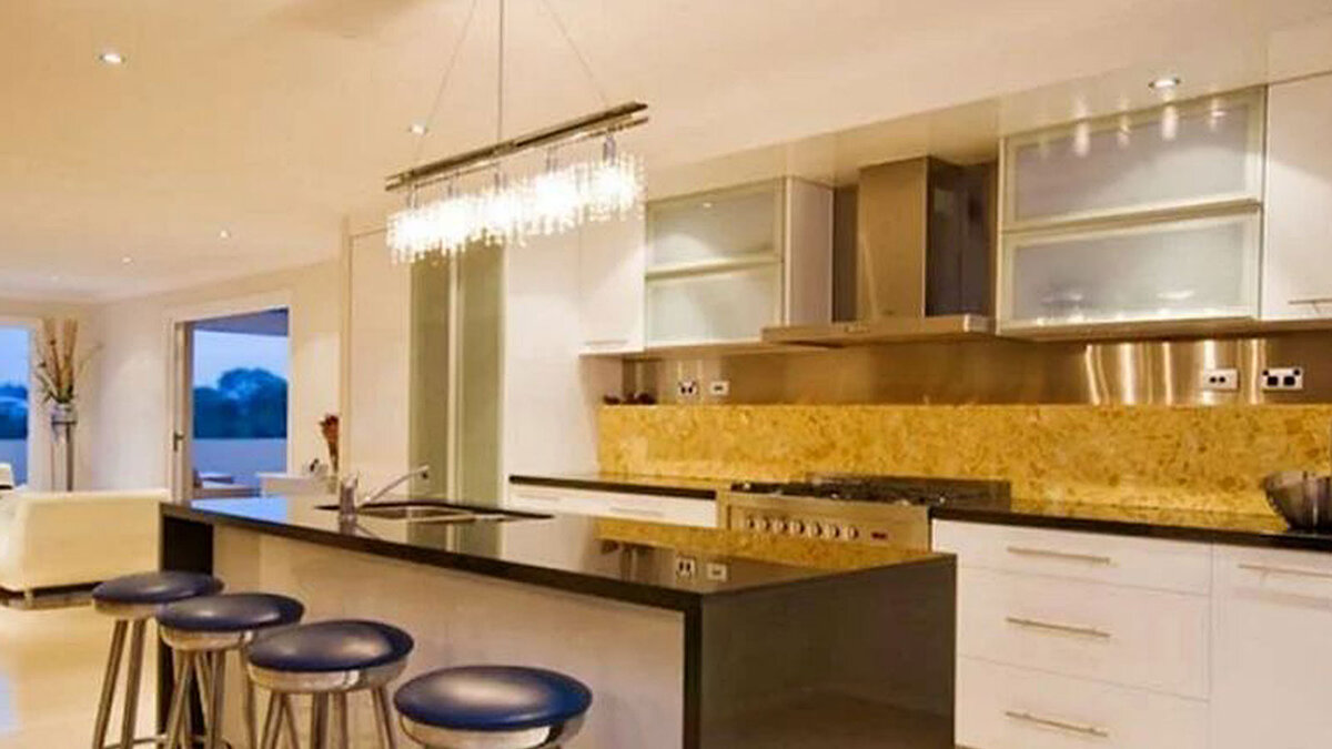 Идеи современной кухни открытой планировки с барной стойкой.