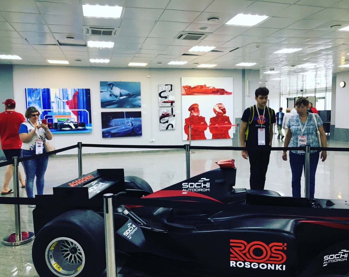 Выставочный зал главной трибуны, гран-при сочи формула один. С картинами формулы 1